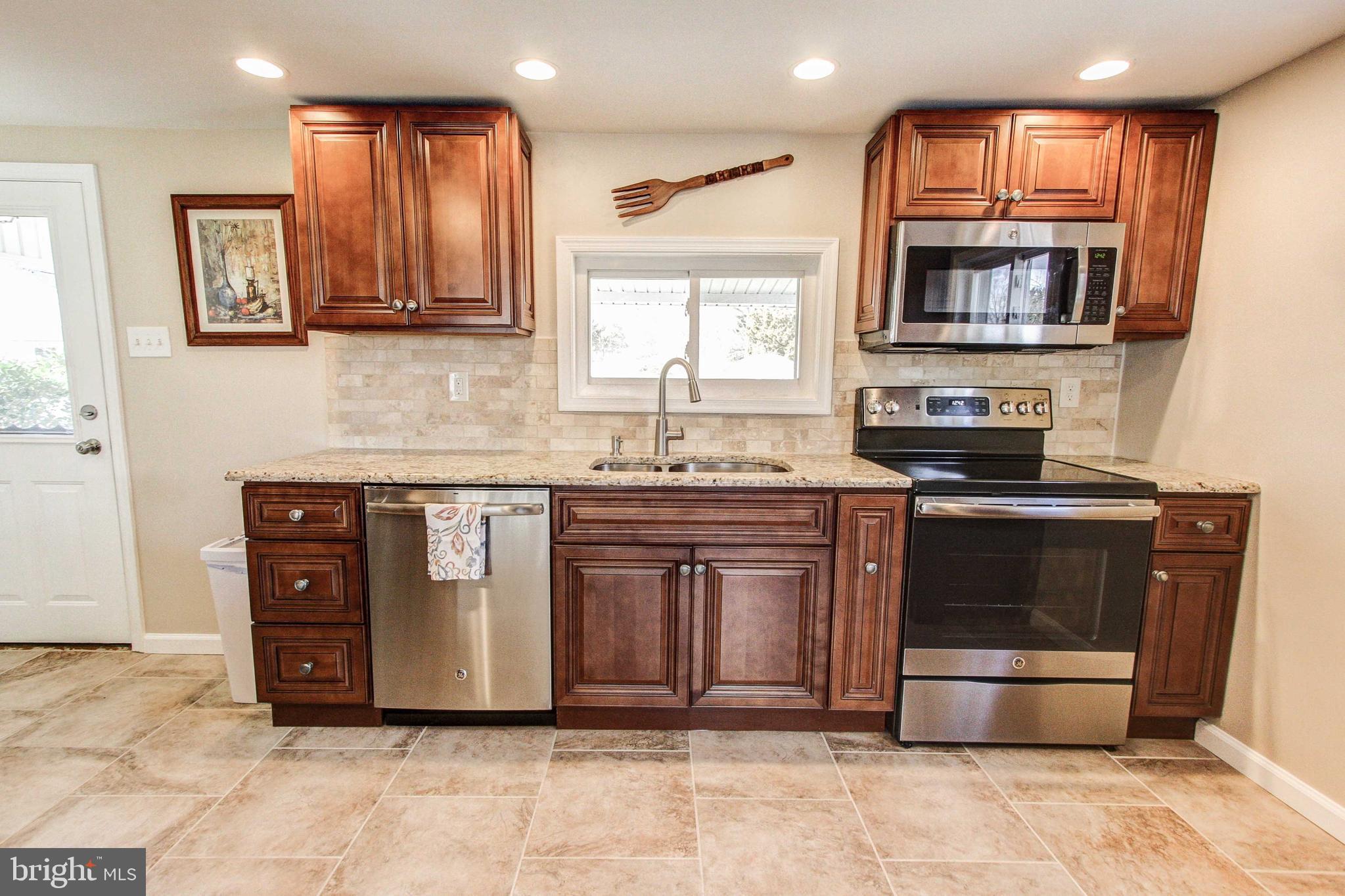 10 Latchstring Lane Hatboro, PA 19040 - Photo 15 of 32 Soft Close Cabinets w/Stainless Steel Appliances