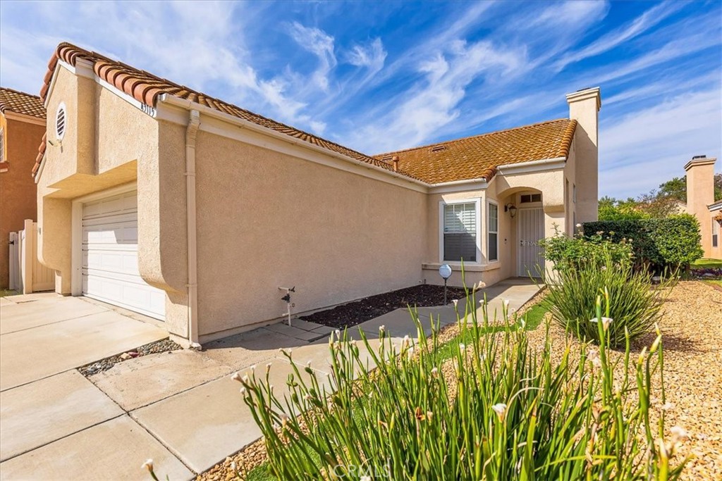 43115 Corte Landeros Temecula, CA 92592 - Photo 4 of 42 a front view of a house with a yard