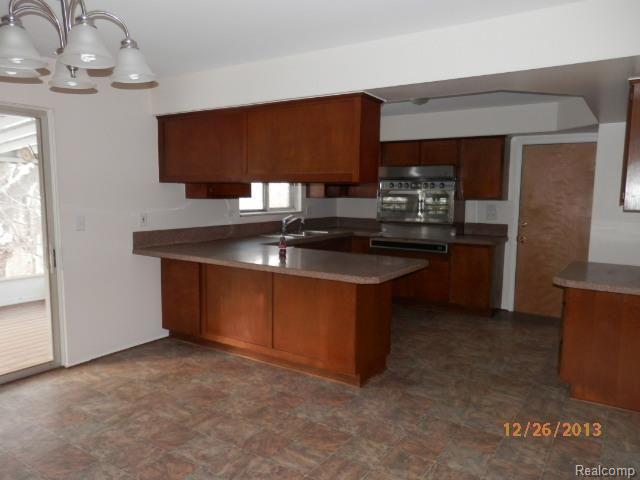 16201 Riverside Drive Livonia, MI 48154 - Photo 4 of 12 PC266362.jpg