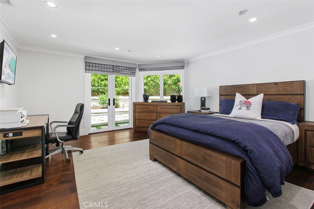 4 Inverness Lane Newport Beach, CA 92660 - Photo 29 of 56 a bed room with a bed and a chair