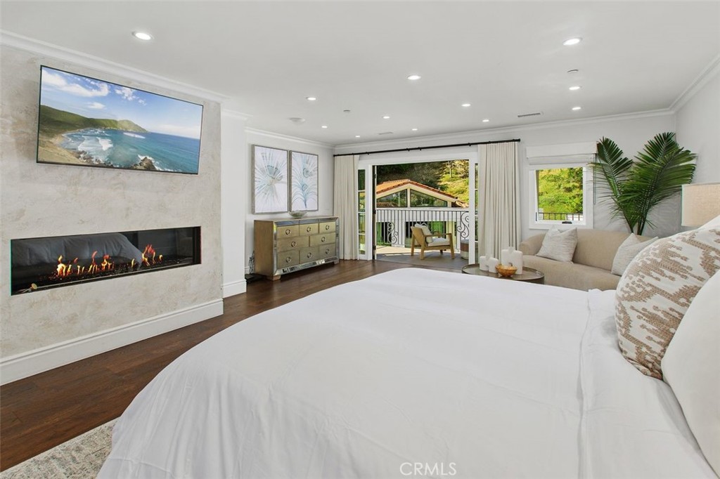 4 Inverness Lane Newport Beach, CA 92660 - Photo 32 of 56 a spacious bedroom with a bed and a large window