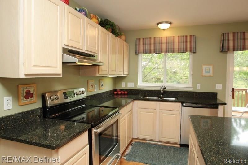 3700 Briarbrooke Lane Rochester, MI 48306 - Photo 9 of 37 Kitchen2.jpg