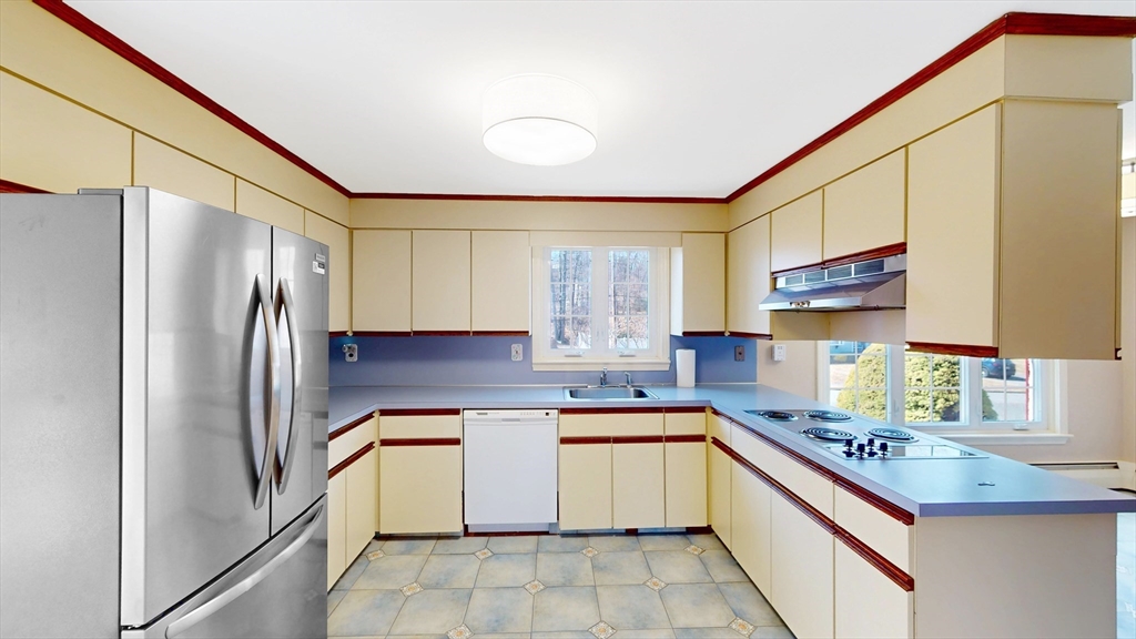 33 Gregory Road Wakefield, MA 01880 - Photo 5 of 19