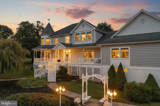a front view of house with yard