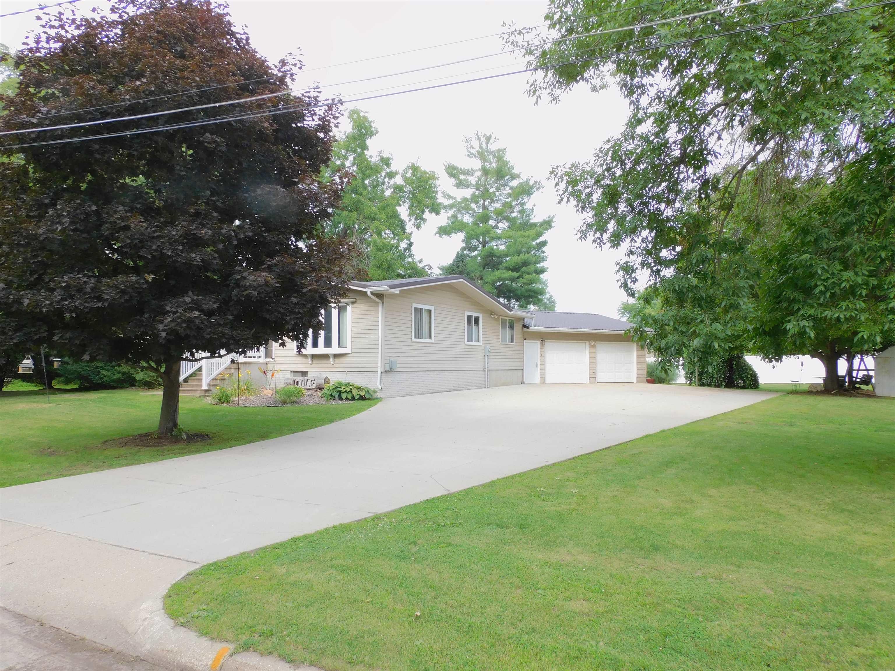 424 South Madison Street Manchester, IA 52057 - Photo 2 of 30 Gallery Image 2