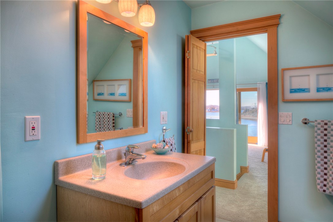 78 Point Road Portsmouth, RI 02871 - Photo 23 of 43 Primary en-suite bathroom