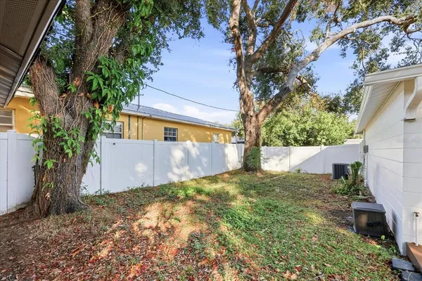 a view of a backyard