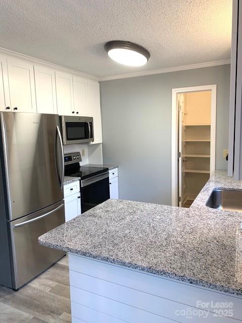 11112 5 Cedars Road Charlotte, NC 28226 - Photo 18 of 25 a kitchen with granite countertop a refrigerator and a sink