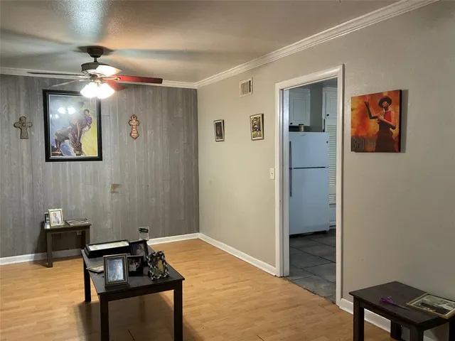 a view of a livingroom with a workspace