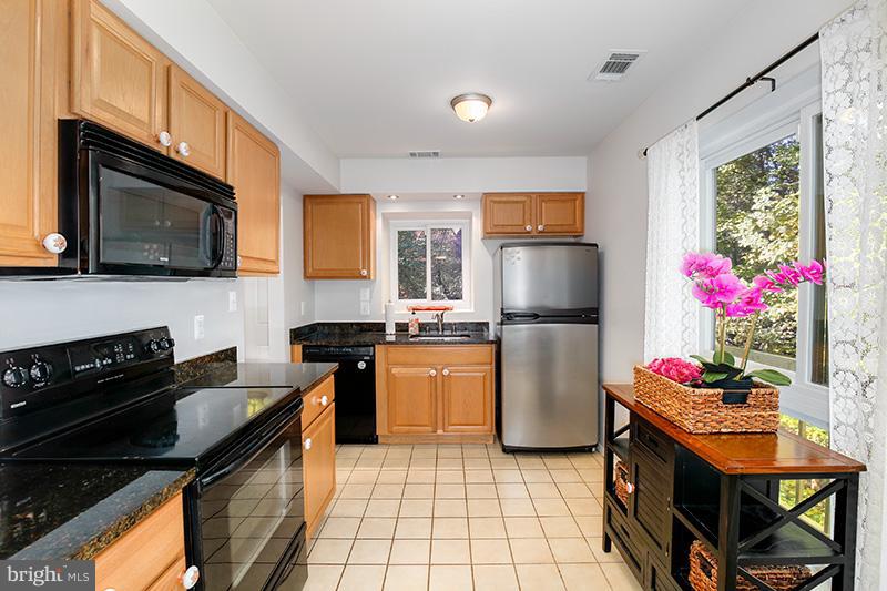 11166 Boathouse Court, Unit 70 Reston, VA 20191 - Photo 2 of 30 Kitchen