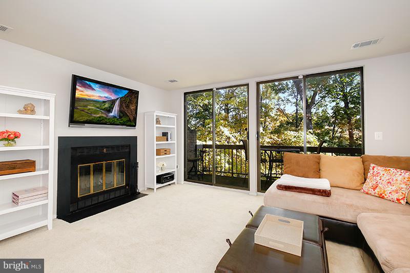 11166 Boathouse Court, Unit 70 Reston, VA 20191 - Photo 15 of 30 Living Room