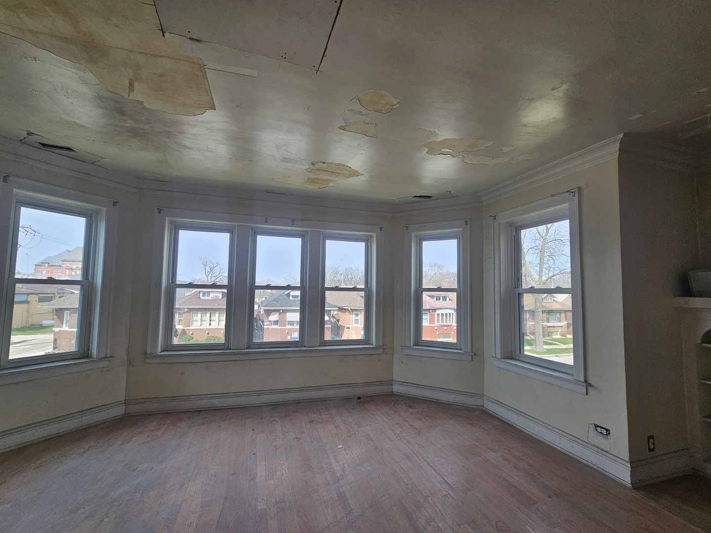 9439 South Racine Avenue Chicago, IL 60620 - Photo 4 of 11 a view of an empty room with a window