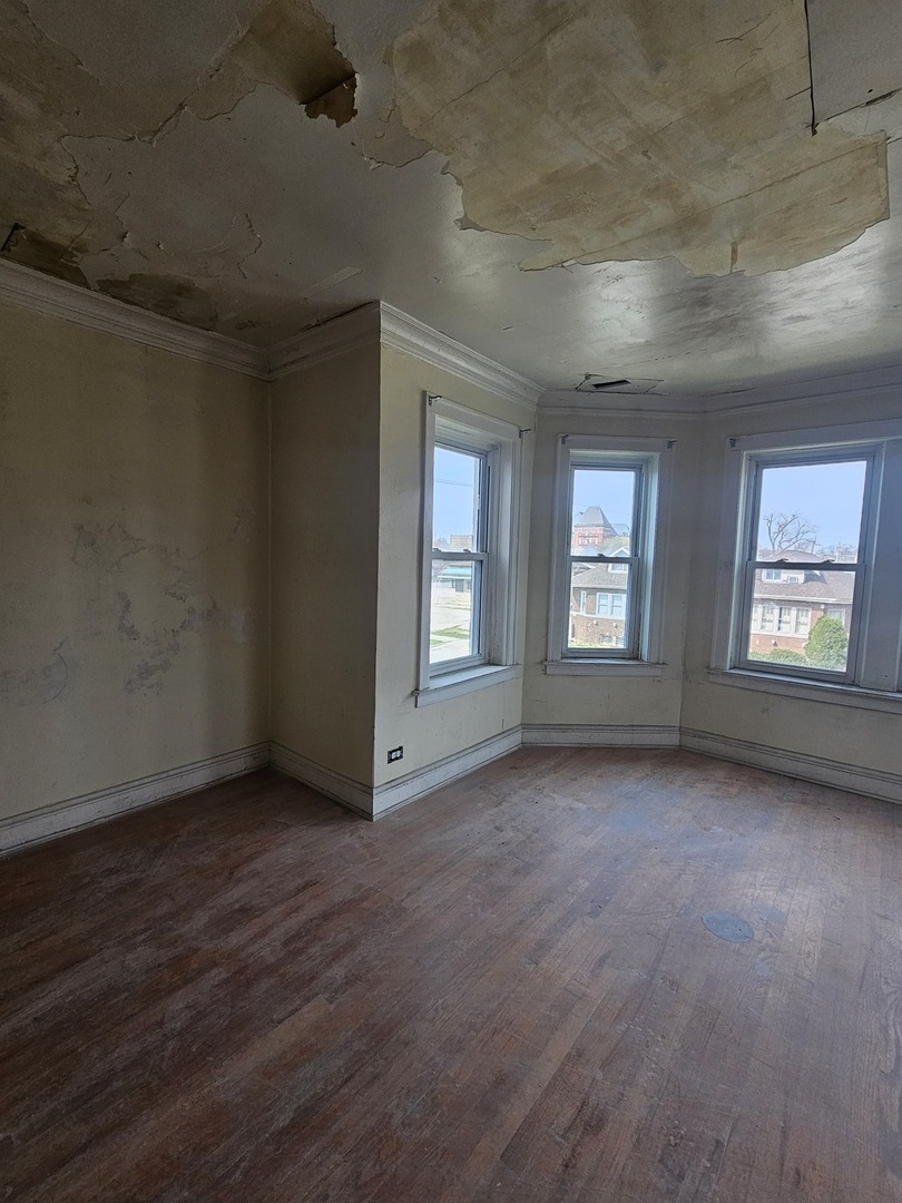 9439 South Racine Avenue Chicago, IL 60620 - Photo 5 of 11 an empty room with windows