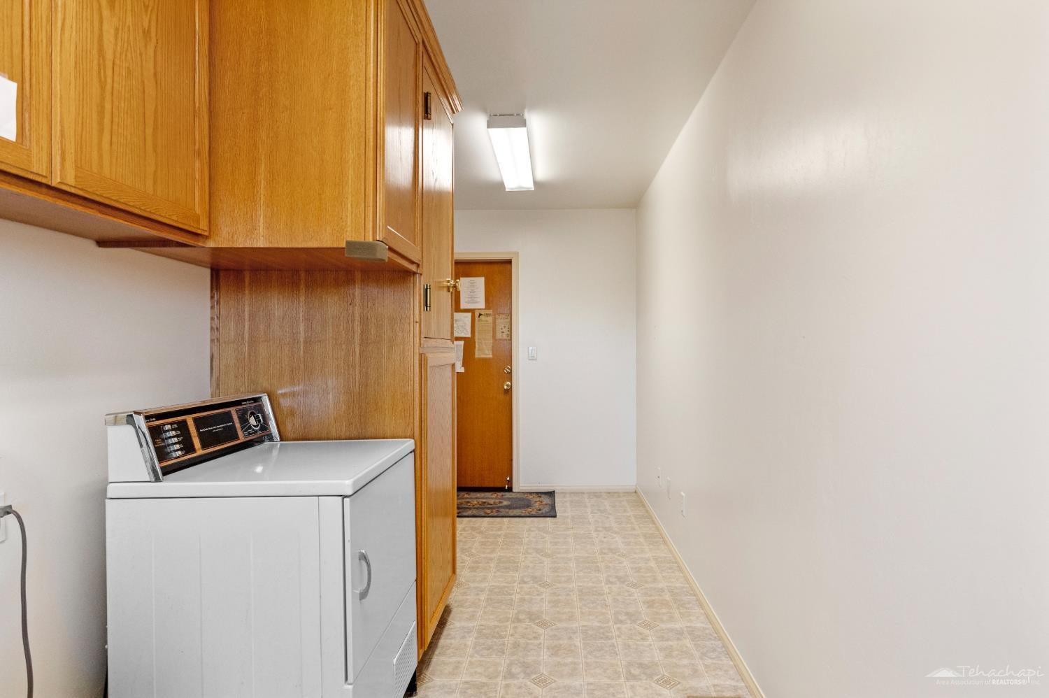 26681 Stirrup Way Tehachapi, CA 93561 - Photo 18 of 55 Huge downstairs laundry room...
