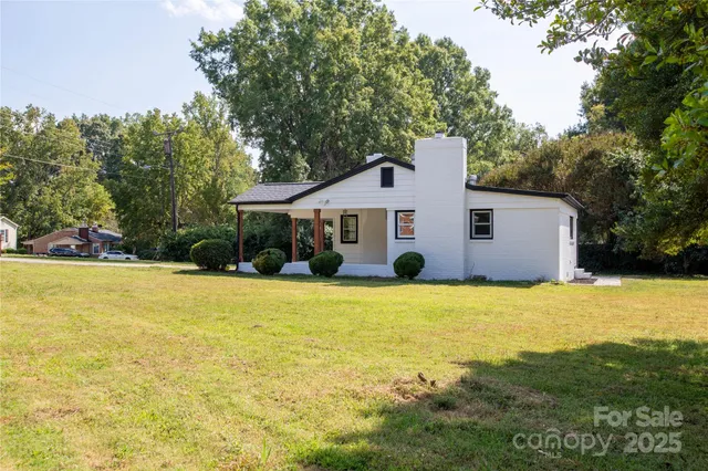 a front view of house with yard
