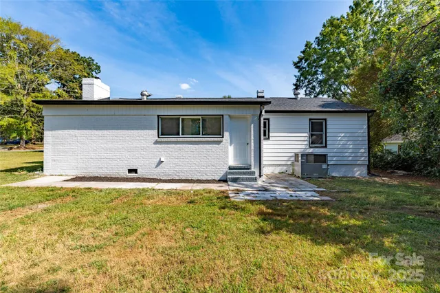 a view of a back yard of the house