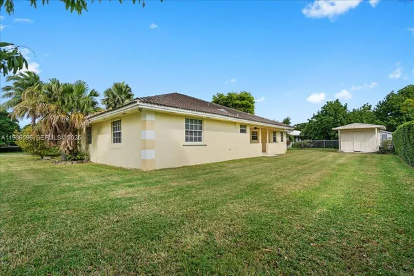 a view of a house with a yard