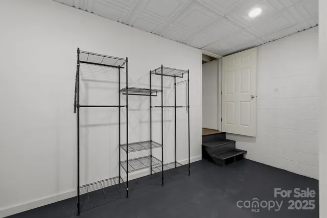 a view of a livingroom with closet