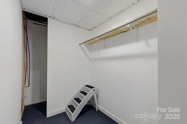 a view of room with air conditioner and empty racks