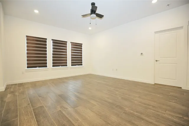 a view of a house with backyard and garden