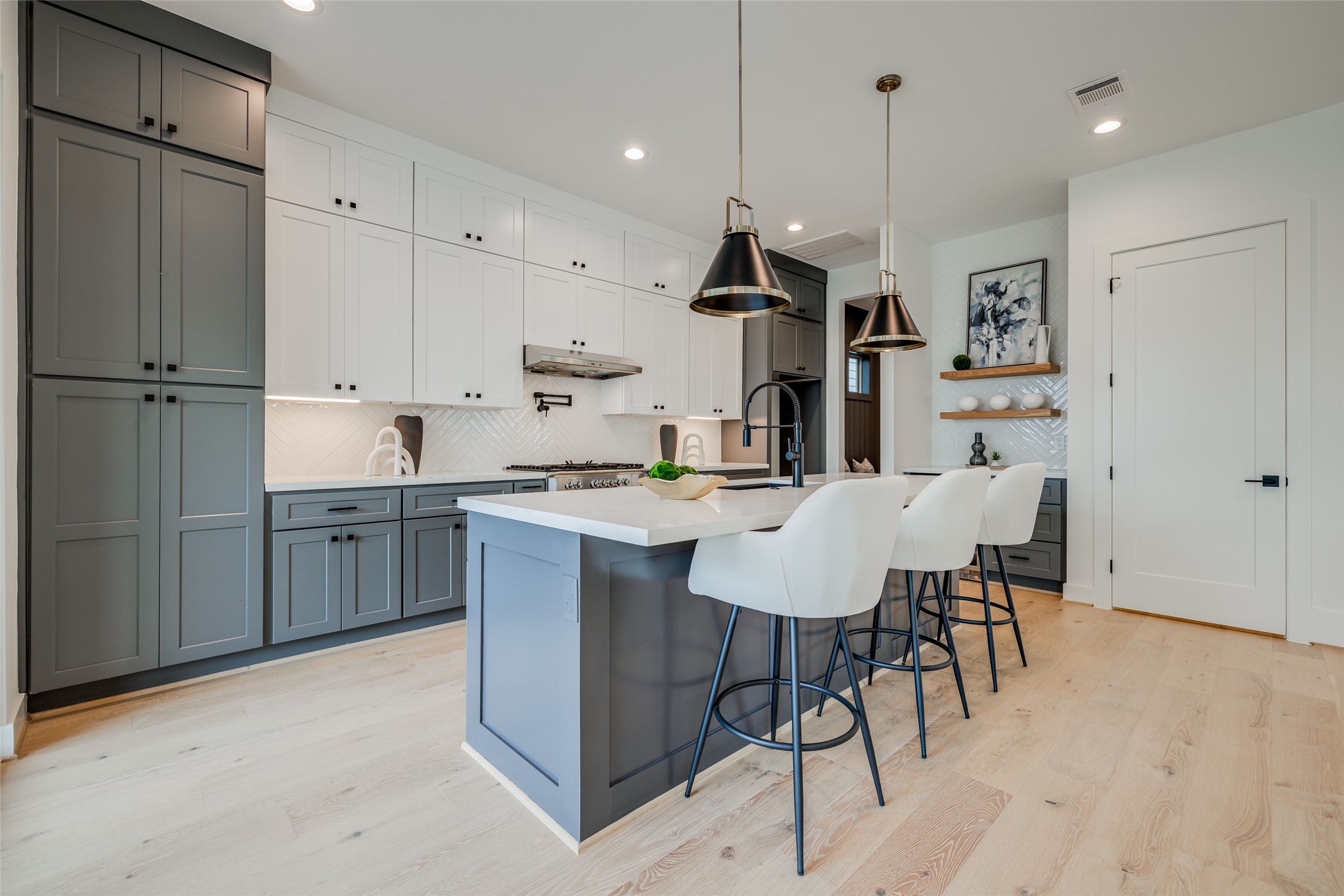 902 East 25th Street Houston, TX 77009 - Photo 25 of 48 * ASK ABOUT CUSTOMIZATION OPTIONS DURING CONSTRUCTION ONLY
* MAZZARINO MODEL HOME
* PHOTOS MAY SHOW A SIMILAR FLOOR PLAN AND/OR UPGRADED/ALTERNATIVE FINISHES
* Please use these photos as a guide
*THIS IS AN ACTIVE CONSTRUCTION SITE, BUYERS MUST REQUEST APPOINTMENT TO BE ON PREMISES AT ALL TIMES.