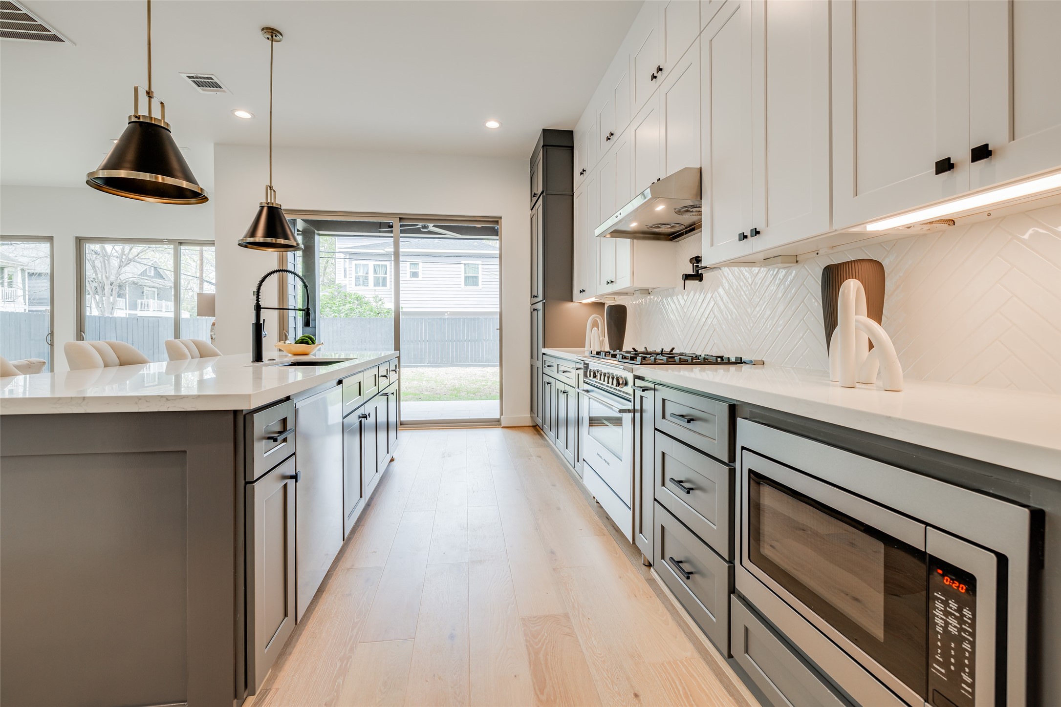 902 East 25th Street Houston, TX 77009 - Photo 28 of 48 * ASK ABOUT CUSTOMIZATION OPTIONS DURING CONSTRUCTION ONLY
* MAZZARINO MODEL HOME
* PHOTOS MAY SHOW A SIMILAR FLOOR PLAN AND/OR UPGRADED/ALTERNATIVE FINISHES
* Please use these photos as a guide
*THIS IS AN ACTIVE CONSTRUCTION SITE, BUYERS MUST REQUEST APPOINTMENT TO BE ON PREMISES AT ALL TIMES.