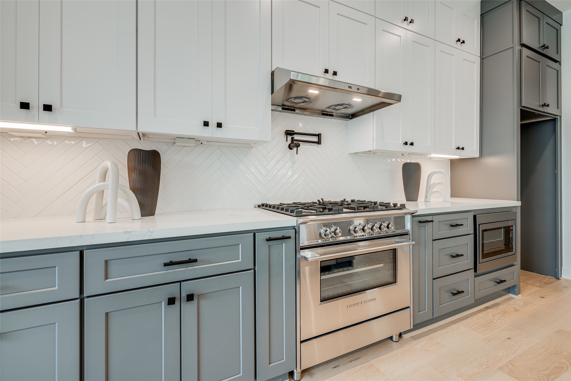 902 East 25th Street Houston, TX 77009 - Photo 29 of 48 * ASK ABOUT CUSTOMIZATION OPTIONS DURING CONSTRUCTION ONLY
* MAZZARINO MODEL HOME
* PHOTOS MAY SHOW A SIMILAR FLOOR PLAN AND/OR UPGRADED/ALTERNATIVE FINISHES
* Please use these photos as a guide
*THIS IS AN ACTIVE CONSTRUCTION SITE, BUYERS MUST REQUEST APPOINTMENT TO BE ON PREMISES AT ALL TIMES.