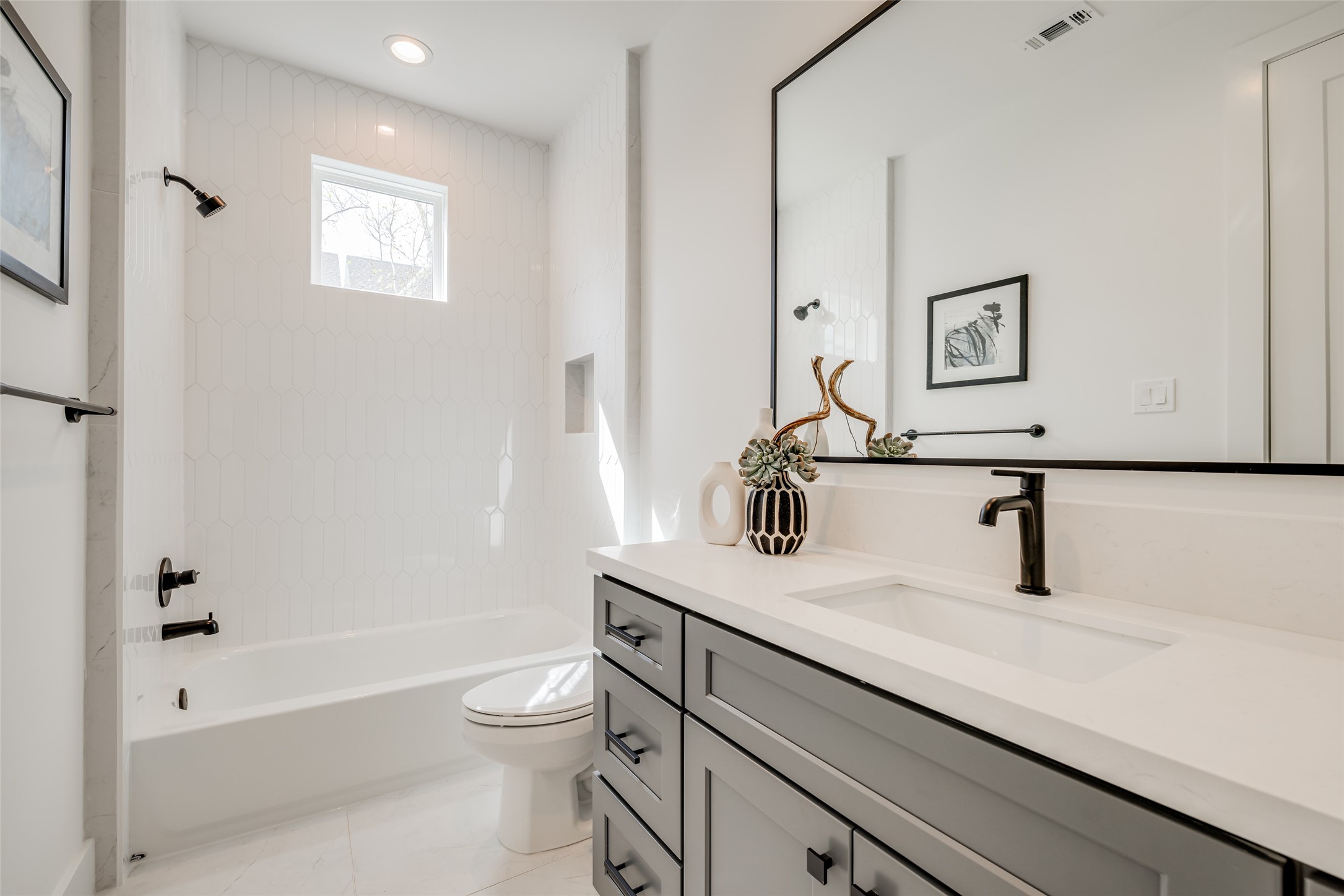 902 East 25th Street Houston, TX 77009 - Photo 45 of 48 * ASK ABOUT CUSTOMIZATION OPTIONS DURING CONSTRUCTION ONLY
* MAZZARINO MODEL HOME
* PHOTOS MAY SHOW A SIMILAR FLOOR PLAN AND/OR UPGRADED/ALTERNATIVE FINISHES
* Please use these photos as a guide
*THIS IS AN ACTIVE CONSTRUCTION SITE, BUYERS MUST REQUEST APPOINTMENT TO BE ON PREMISES AT ALL TIMES.