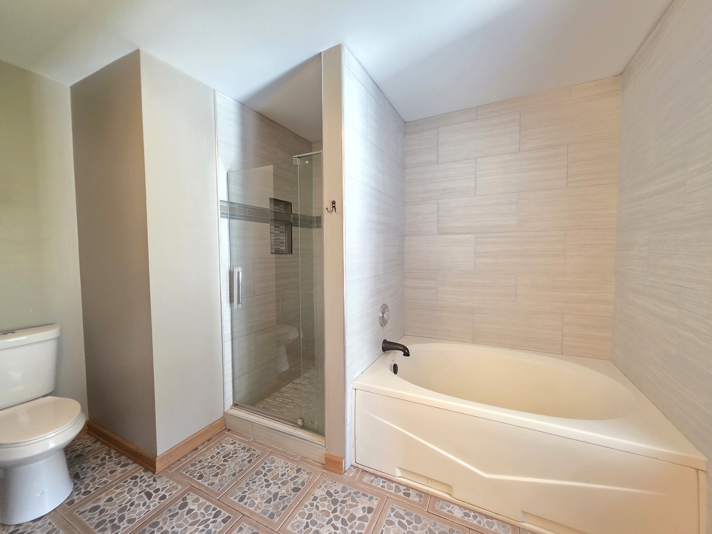 2513 Ridgefield Drive Belvidere, IL 61008 - Photo 19 of 35 a bathroom with a bathtub and a toilet