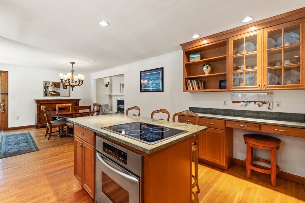 8 Candlewood Road Lynnfield, MA 01940 - Photo 20 of 41 a kitchen that has a sink and a stove in it