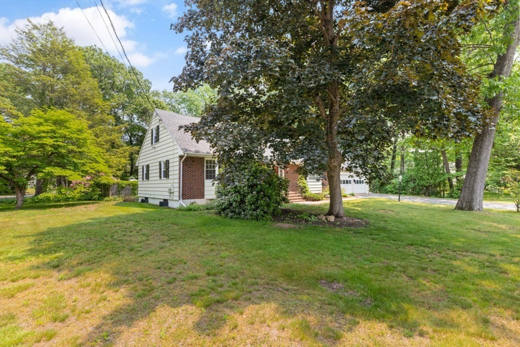 8 Candlewood Road Lynnfield, MA 01940 - Photo 4 of 41 a front view of a house with garden