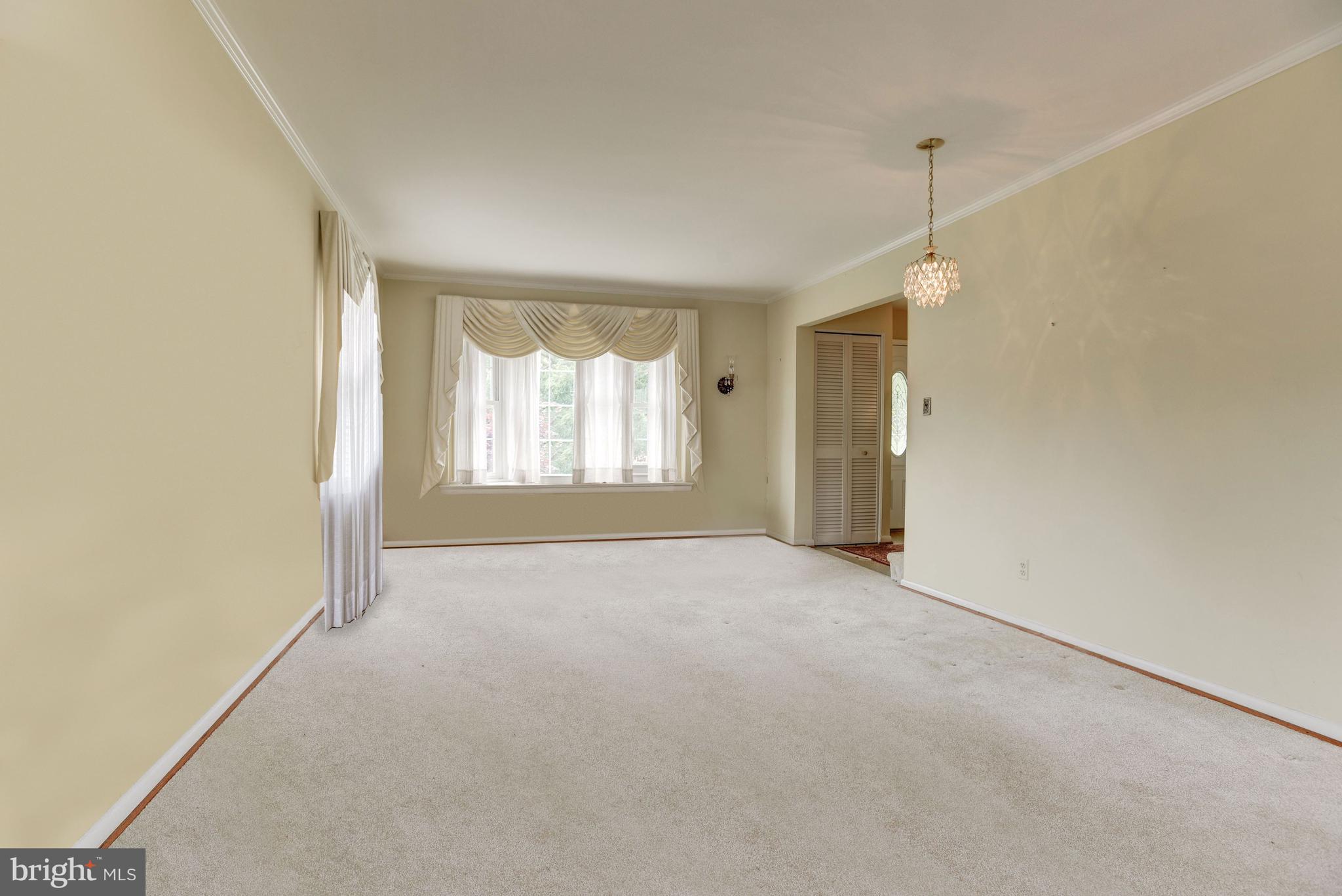 13111 Fernedge Road Silver Spring, MD 20906 - Photo 4 of 31 Living Room