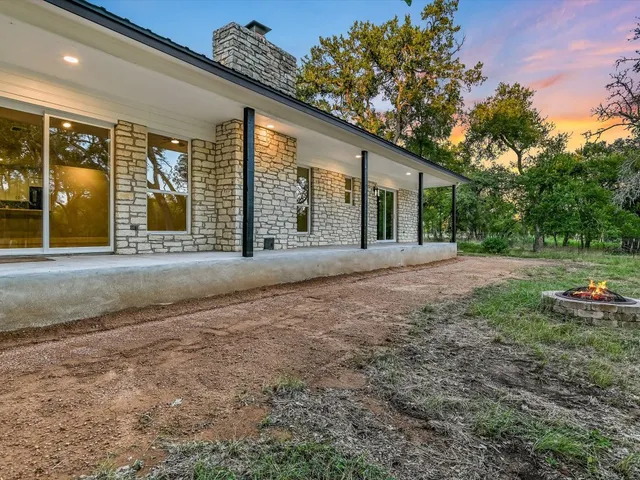 a view of an house with backyard and garden