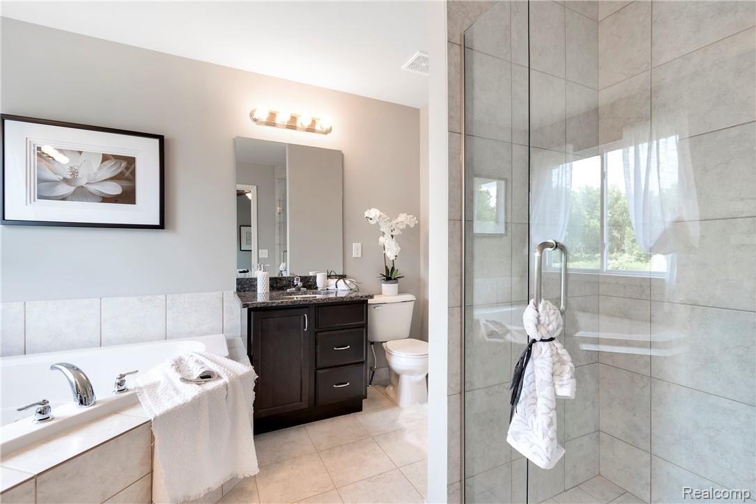 13635 Stamford Road Belleville, MI 48111 - Photo 30 of 40 Master Bath