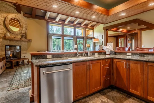 $369,000 | 480 Obsidian Place, Unit 5, Mammoth Lakes, CA 93546