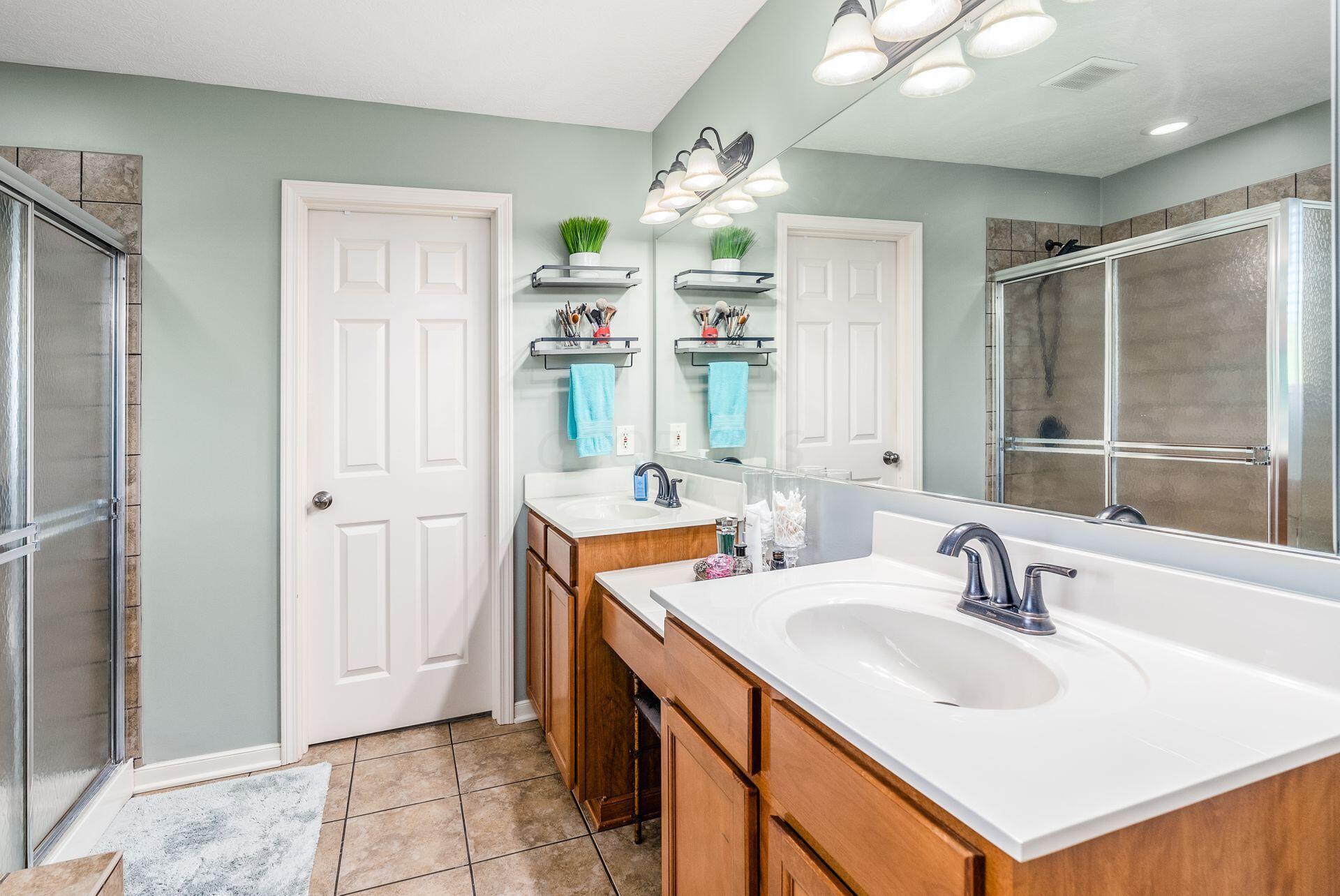 8712 Riverside Place Canal Winchester, OH 43110 - Photo 33 of 52 Double Vanity + Make-up Vanity