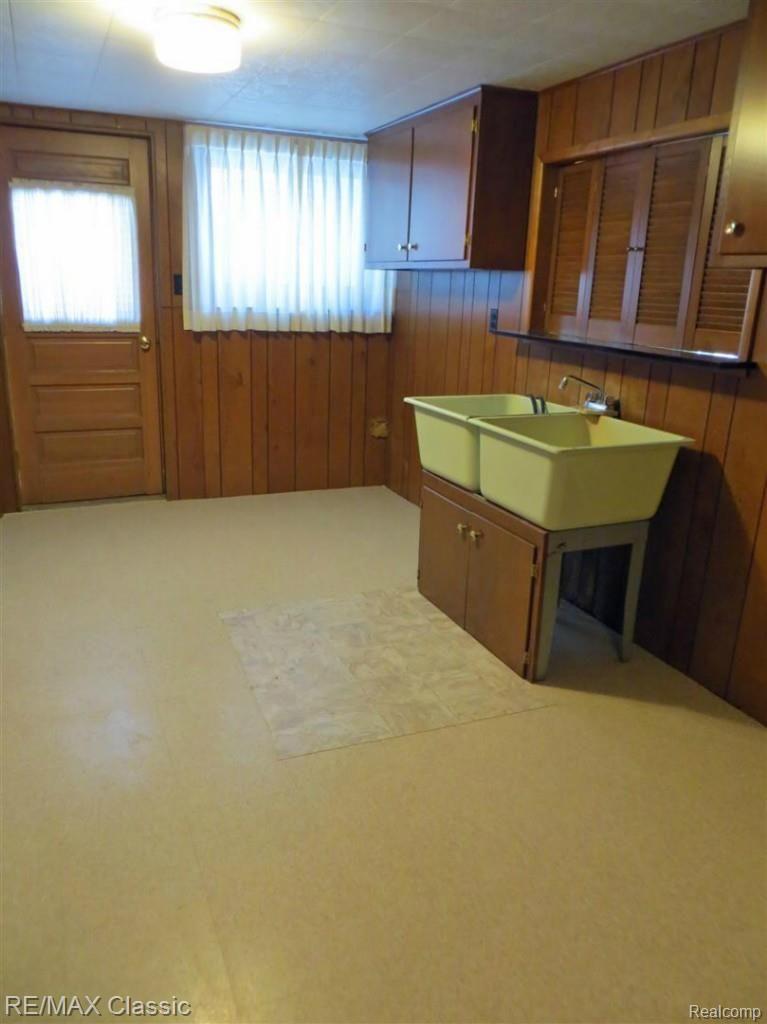177 Cedarwald Drive Rochester, MI 48306 - Photo 17 of 19 Large Laundry Room with Outside Access