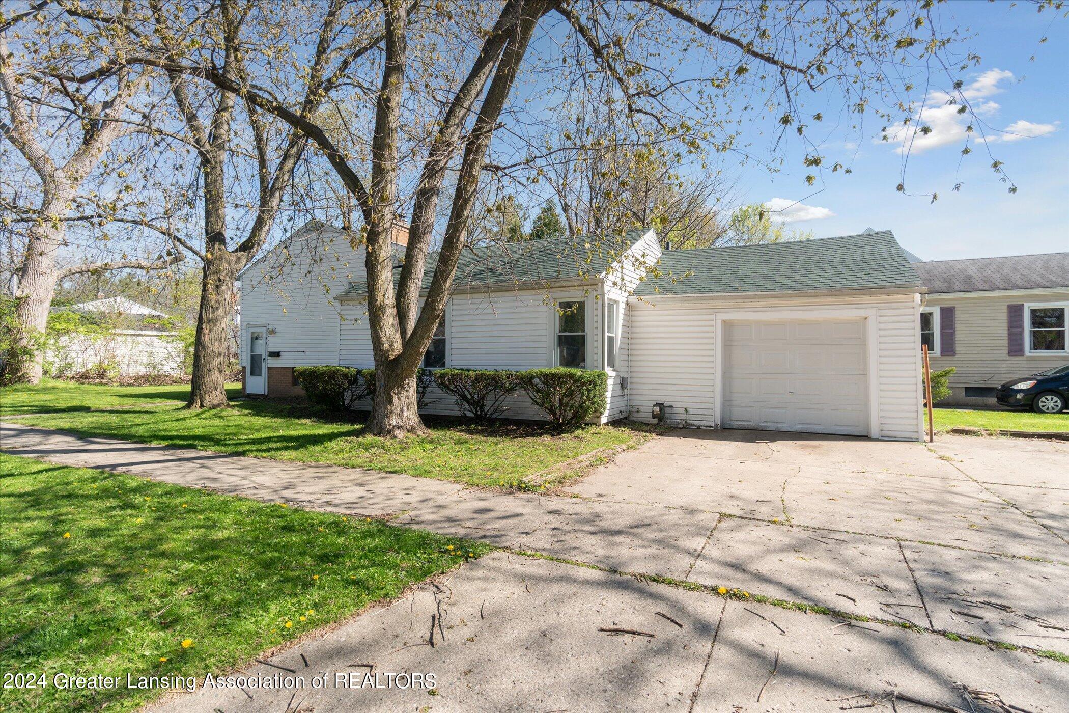1406 Snyder Road East Lansing, MI 48823 - Photo 3 of 28 1.3