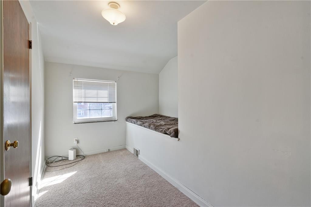 520 Nichols Road Pittsburgh, PA 15237 - Photo 25 of 31 an empty room with windows and cabinet