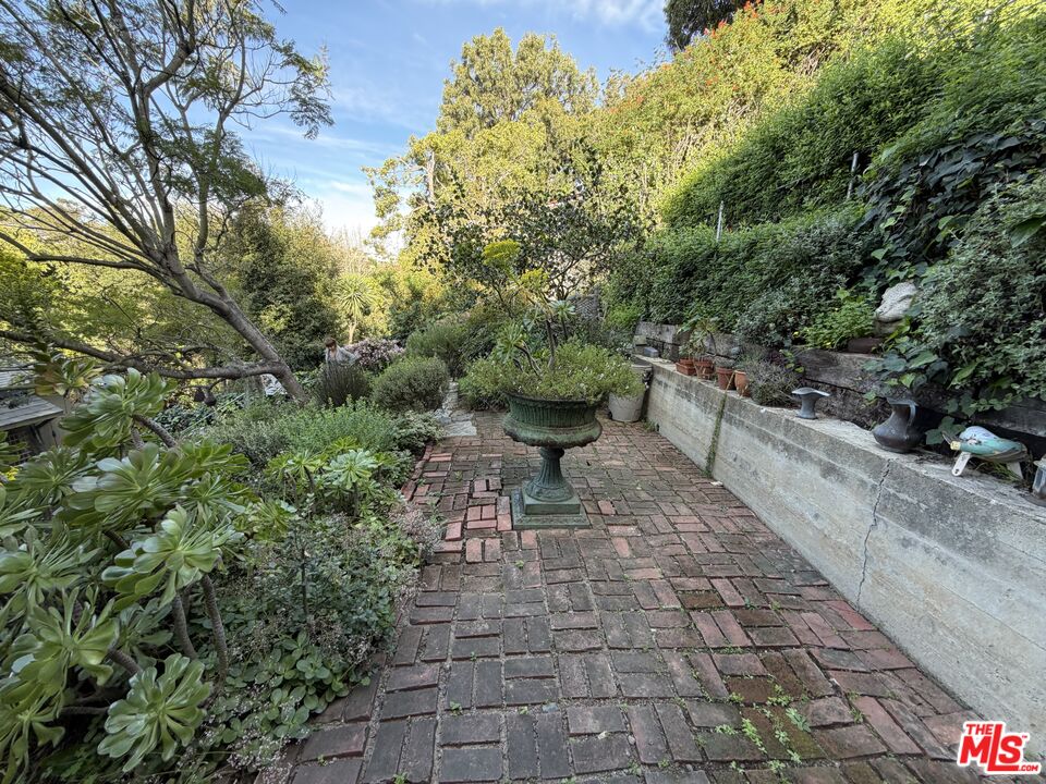 439 Mesa Road Santa Monica, CA 90402 - Photo 14 of 20 a view of a pathway with a yard