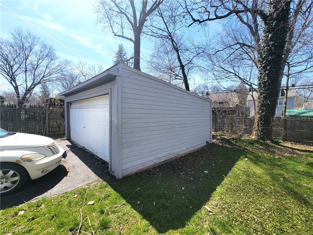 1166 Winston Road Cleveland, OH 44121 - Photo 8 of 24