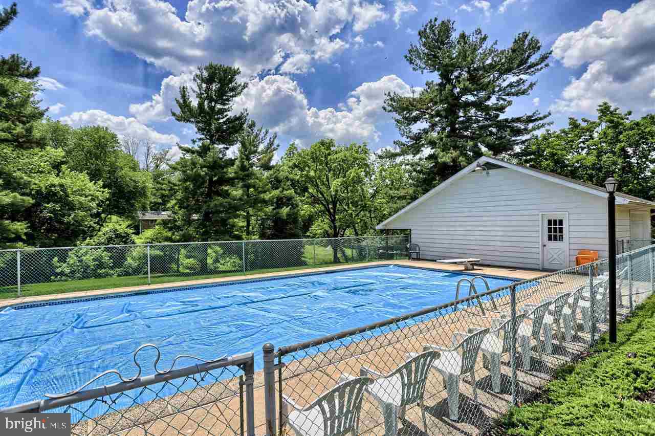 744 Greendale Road York, PA 17403 - Photo 3 of 36 Gallery Image 3