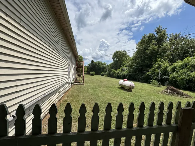 a view of a backyard