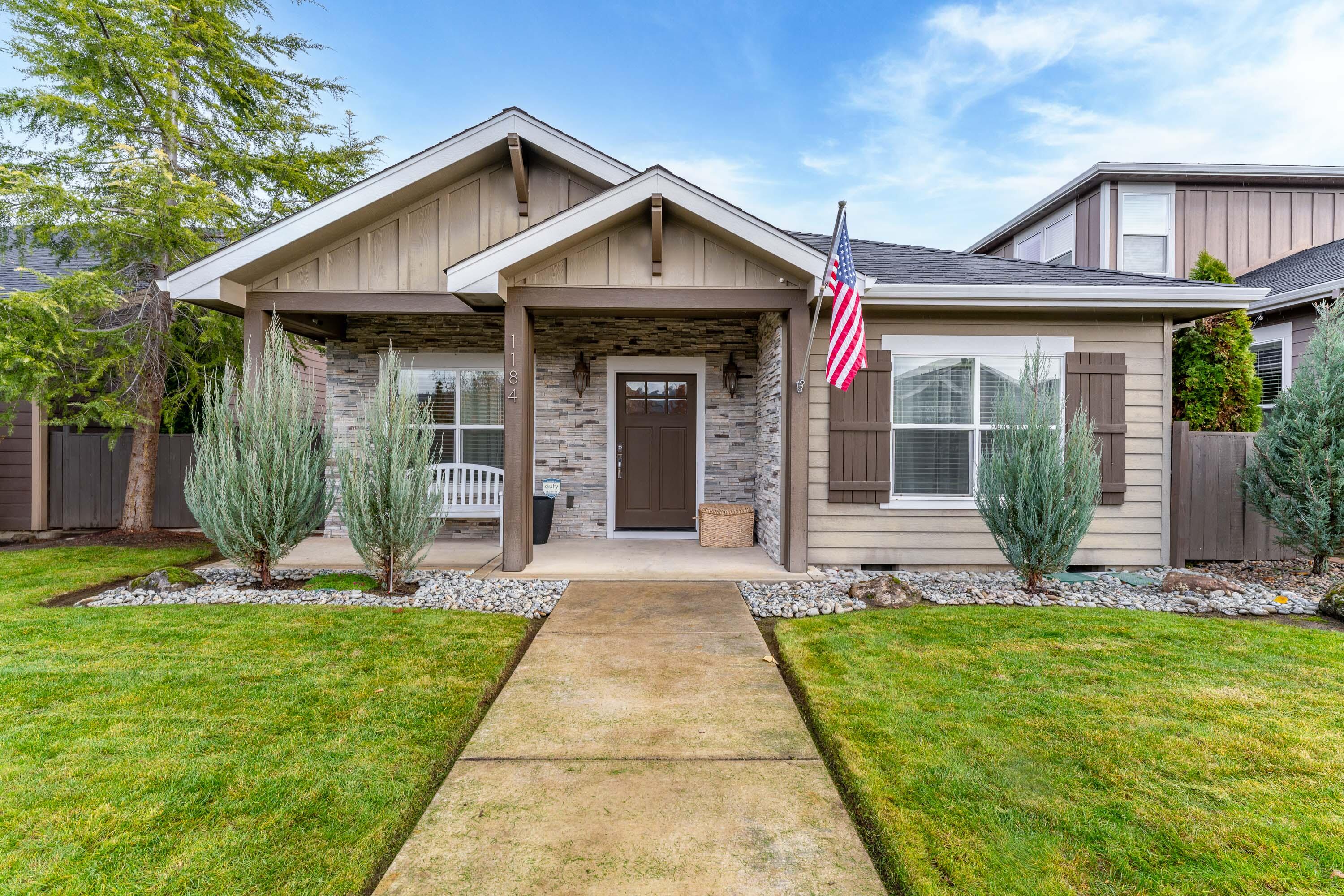 1184 Boulder Ridge Street Central Point, OR 97502 - Photo 1 of 26 Front of home