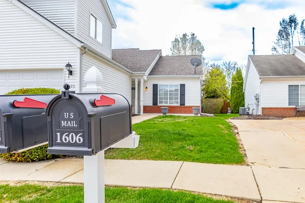 $305,000 | 1606 Geranium Circle, Valparaiso, IN 46383