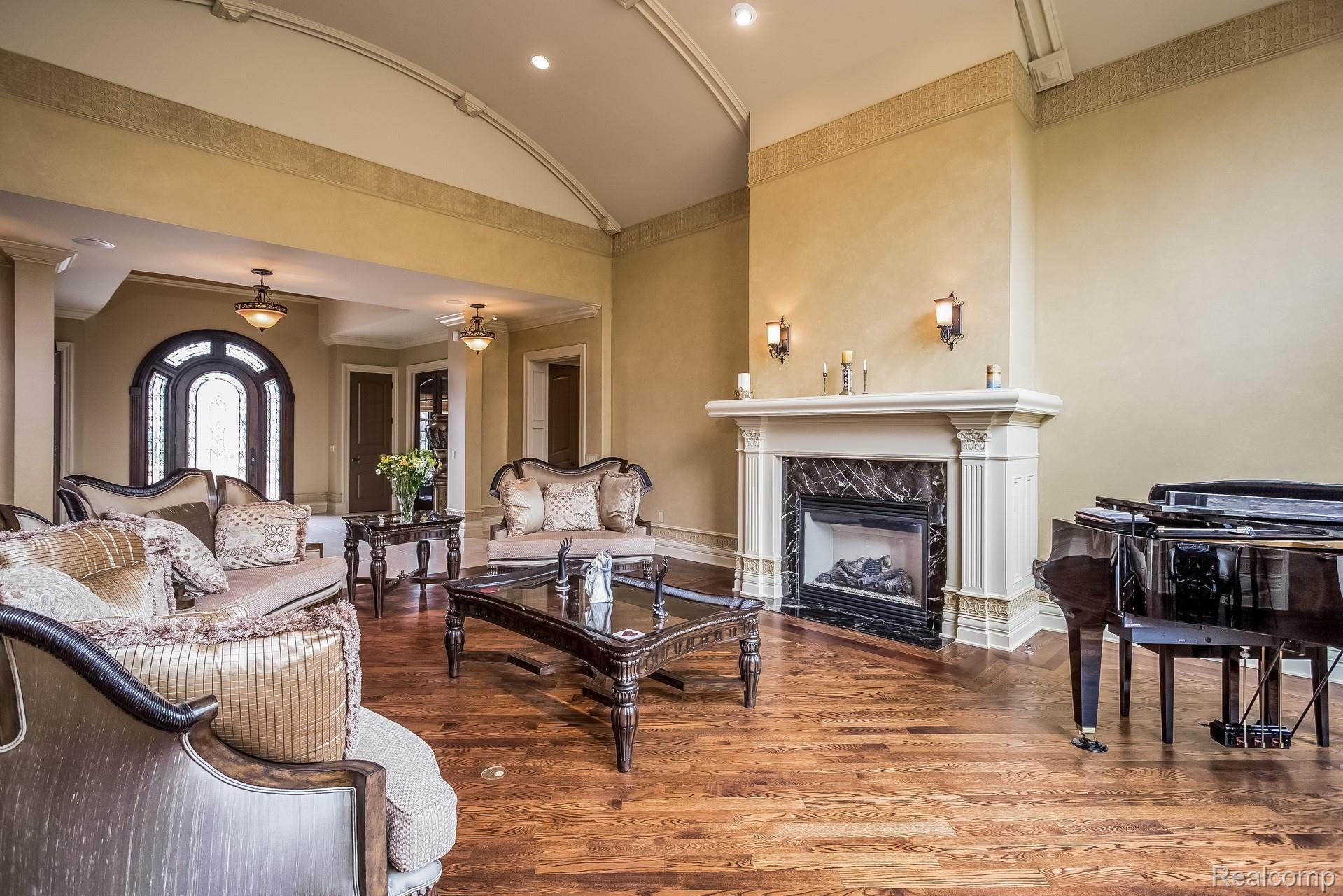 1310 Orchard Ridge Road Bloomfield Hills, MI 48304 - Photo 16 of 52 15 - LIVING ROOM.jpg