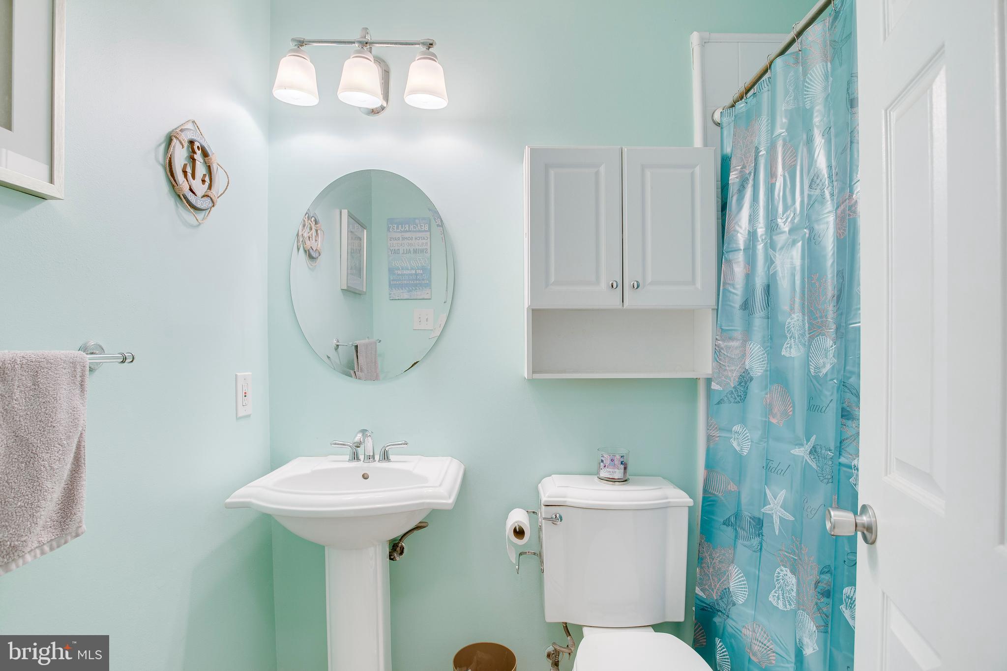 1123 Ingate Road Baltimore, MD 21227 - Photo 18 of 28 Guest/hall bath w/tub in beach theme decor