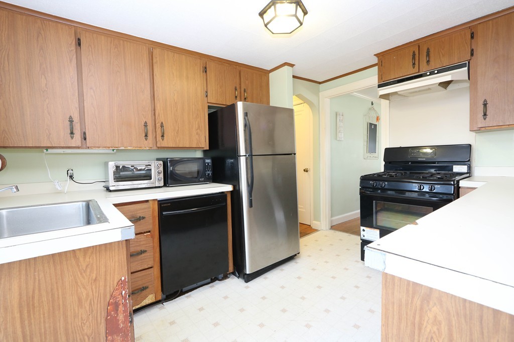 36 Cleveland Road Waltham, MA 02453 - Photo 2 of 14 Gallery Image 2