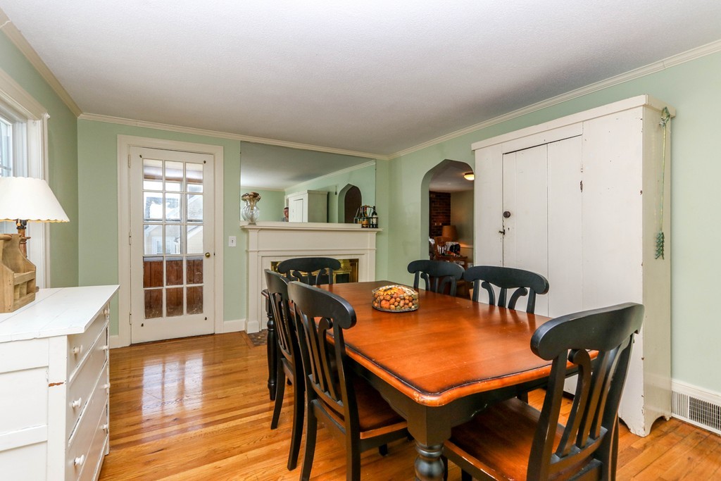 36 Cleveland Road Waltham, MA 02453 - Photo 3 of 14 Gallery Image 3