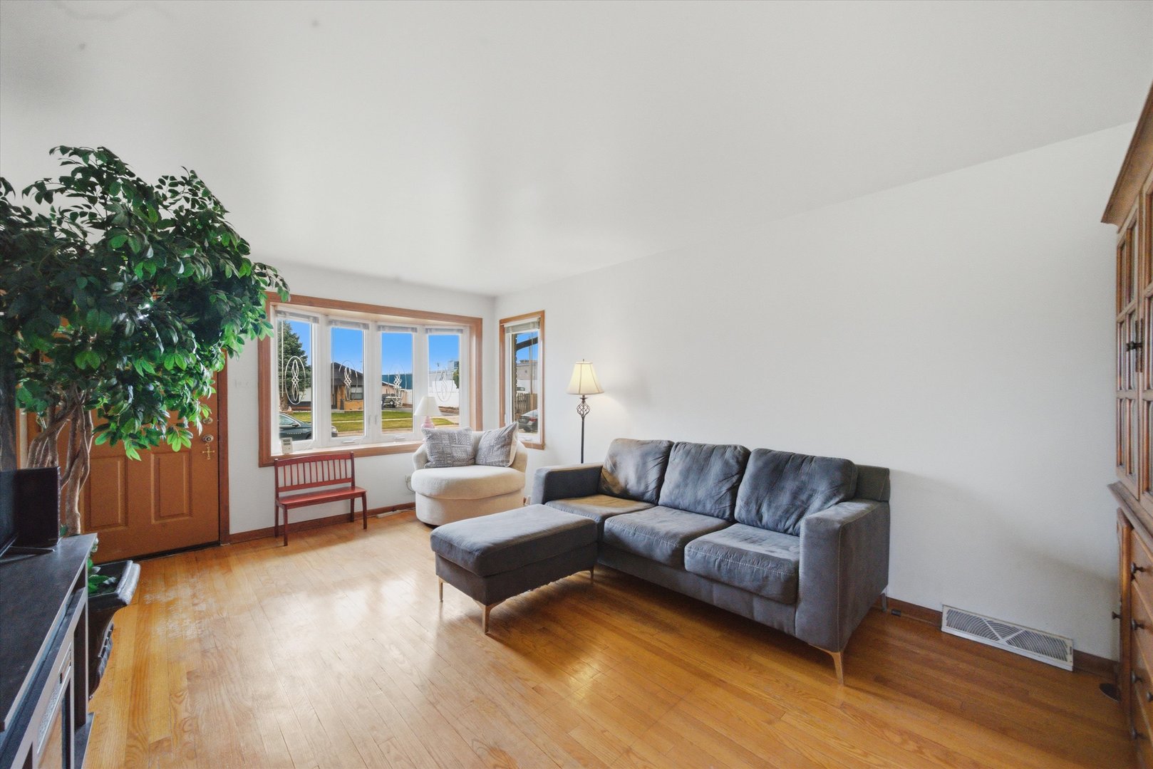 7705 80th Place Bridgeview, IL 60455 - Photo 5 of 29